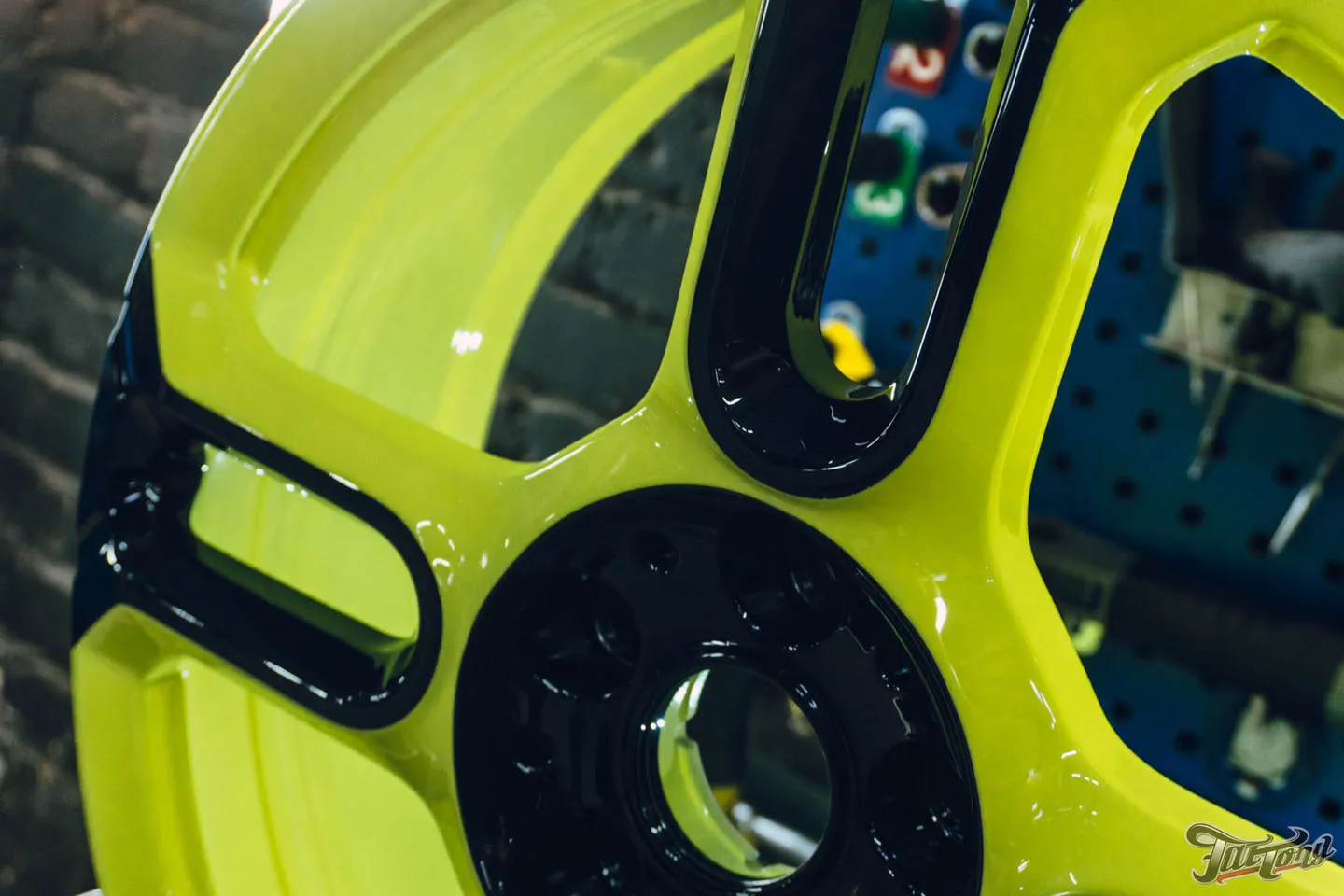 Окрас дисков для Mini Cooper SE в кислотно-зеленый цвет + фирменный шиномонтаж с балансировкой на оборудовании Hunter